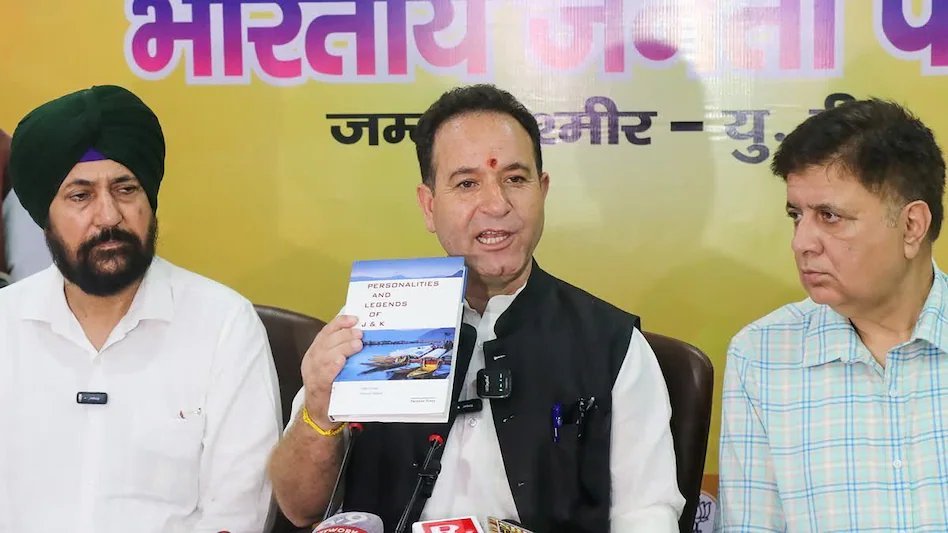 J&K स्कूलों में विवादित किताब पर बवाल: आतंकी को 'शहीद' और अलगाववादियों को बताया 'महान व्यक्तित्व', सरकार ने शुरू की कार्रवाई