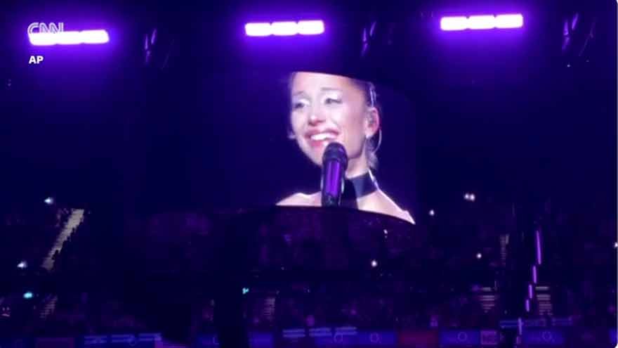 Ariana Grande bids emotional farewell to fans