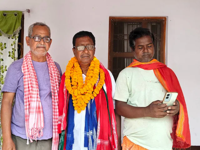 image-2 मां बनाती हैं बीड़ी, पिता मजदूर... बेटा लड़ रहा विधानसभा चुनाव