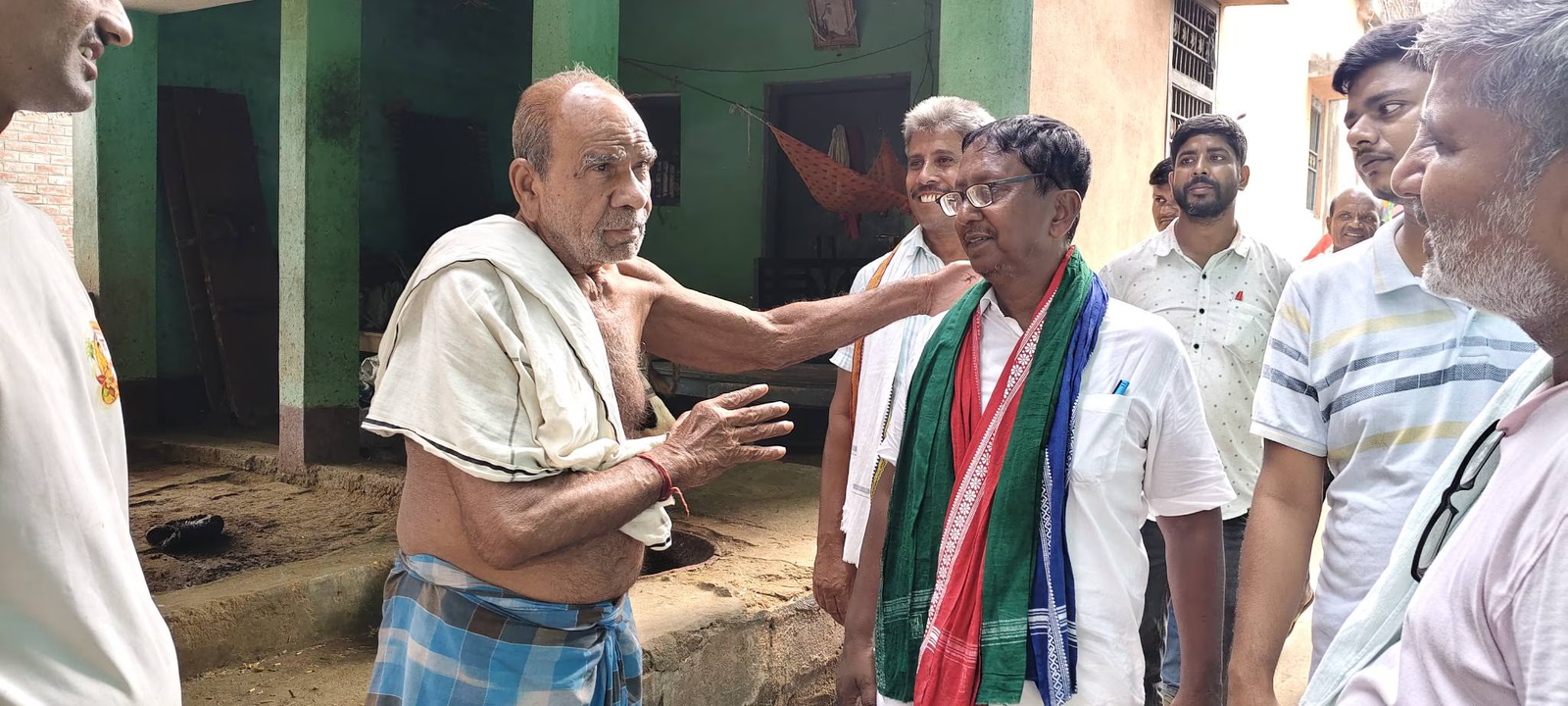 image-4 मां बनाती हैं बीड़ी, पिता मजदूर... बेटा लड़ रहा विधानसभा चुनाव